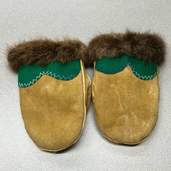 Beaver fur and Moosehide Gloves - Picture 2 of 8